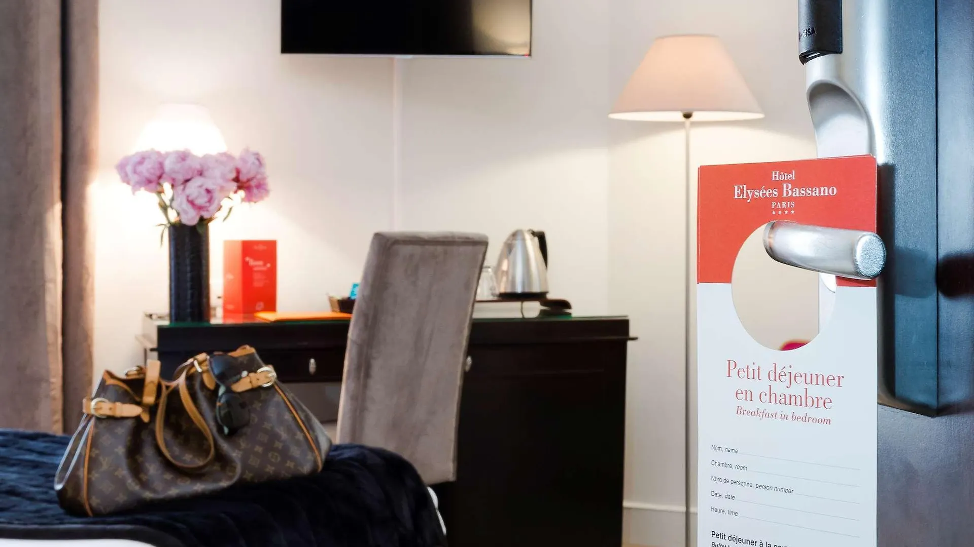 Отель Elysees Bassano 4*
